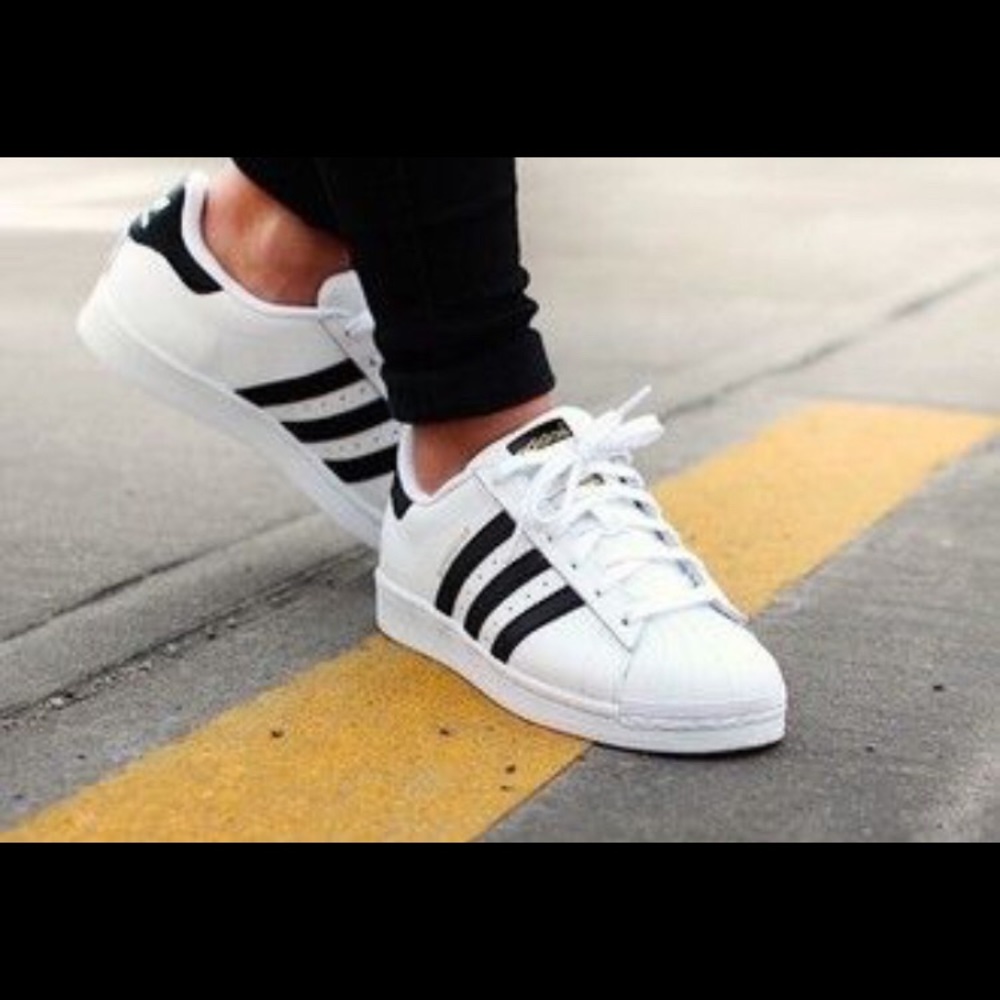 Like new! Adidas Stripped Shoe✨